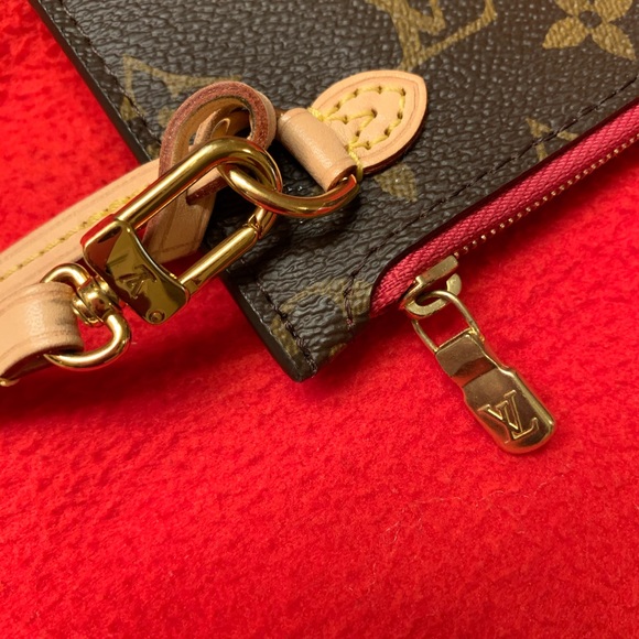 Louis Vuitton Neverfull Pouch in Monogram - Picture 5 of 9